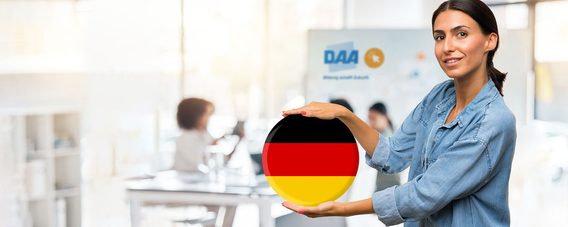 junge Frau lernt Deutsch für kaufmännische Berufe