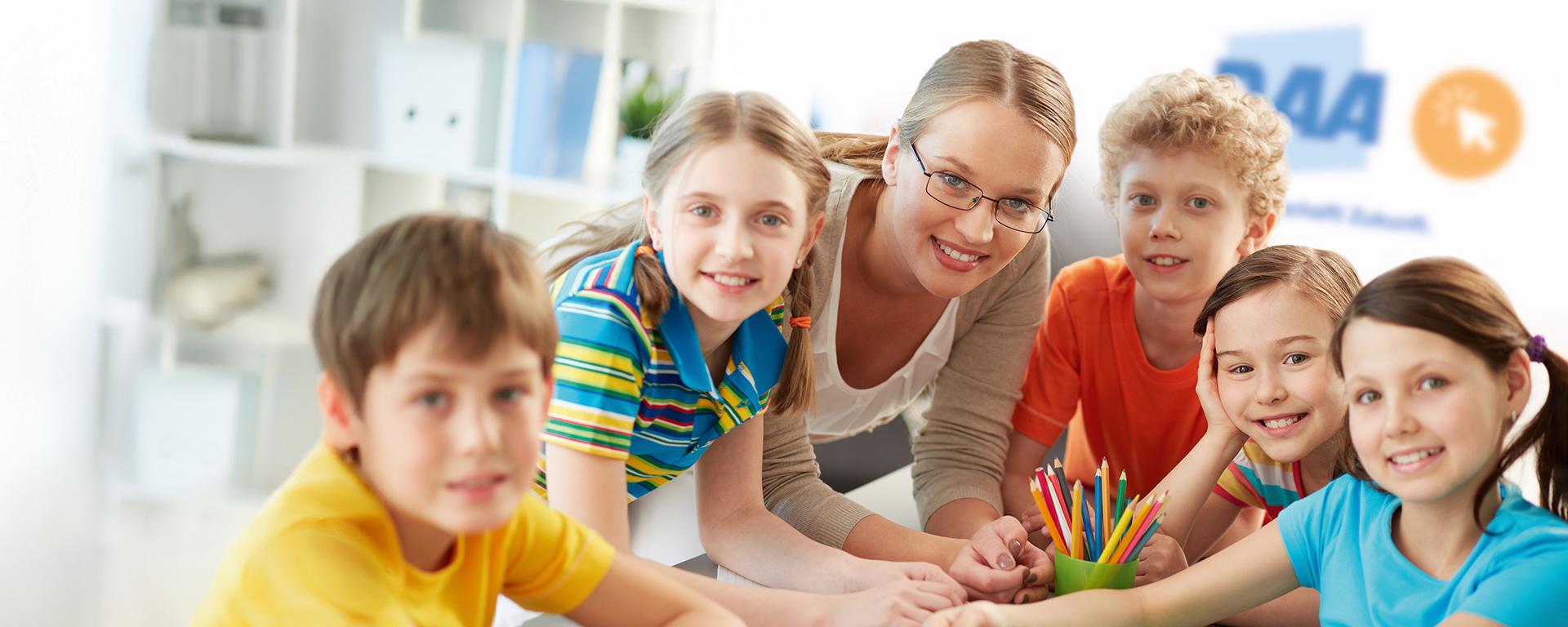 Frau betreut mehrere Kinder