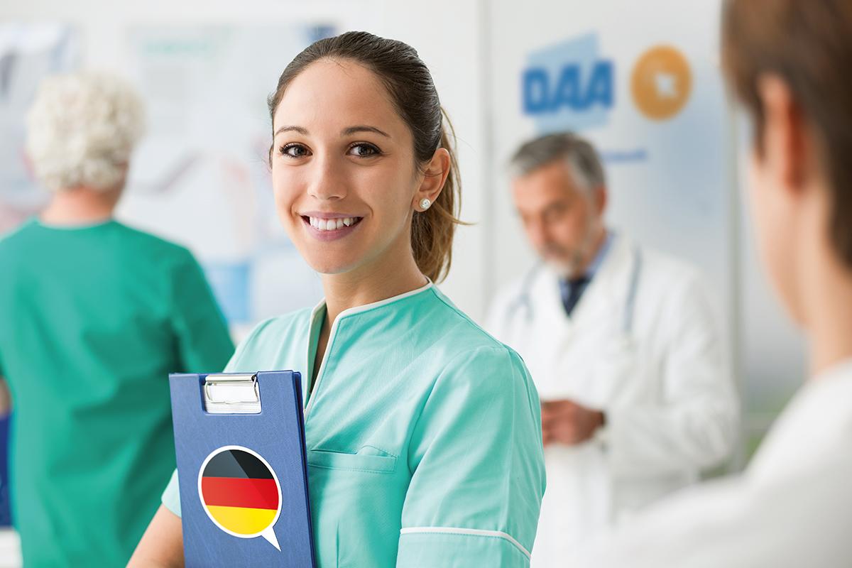 Frau in einer Pflegeeinrichtung lernt Deutsch