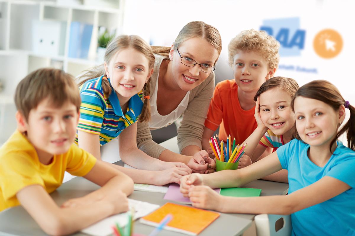 Frau betreut mehrere Kinder