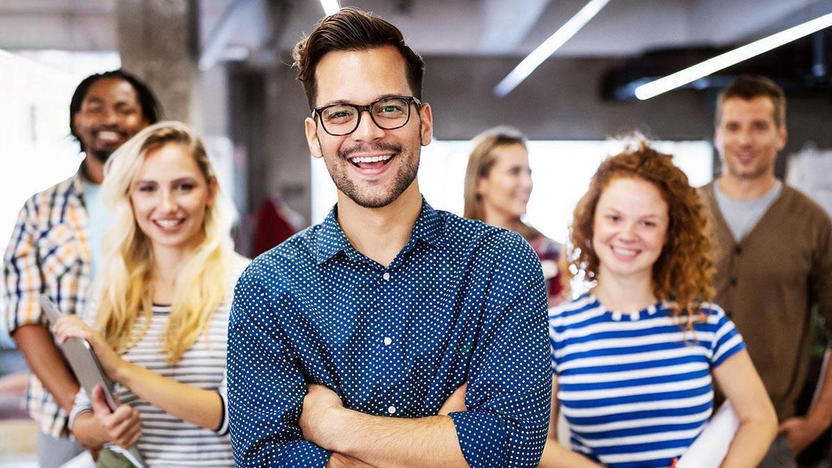 eine Lehrkraft mit einer jungen Personengruppe