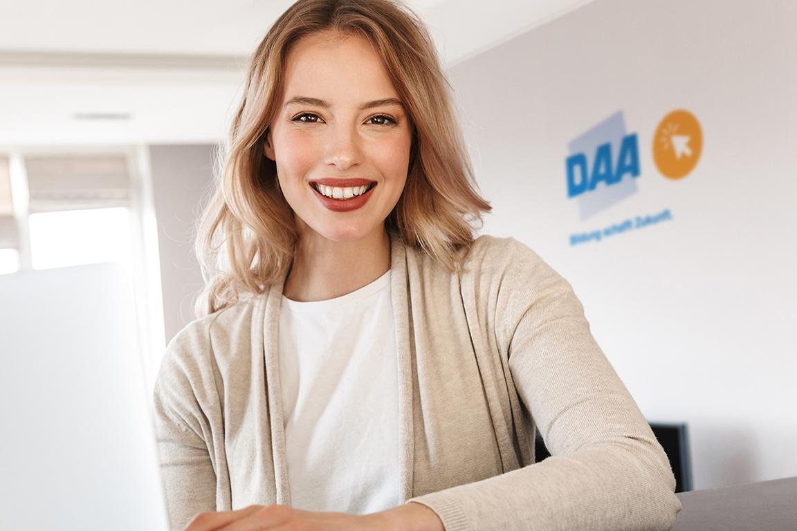 Frau arbeitet online am Laptop