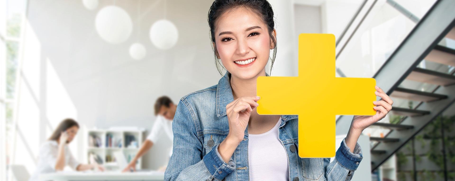 Mitarbeiterin der DAA freut sich über Benefits