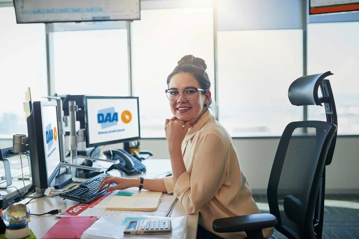 DATEV-Fachkraft arbeitet am Computer