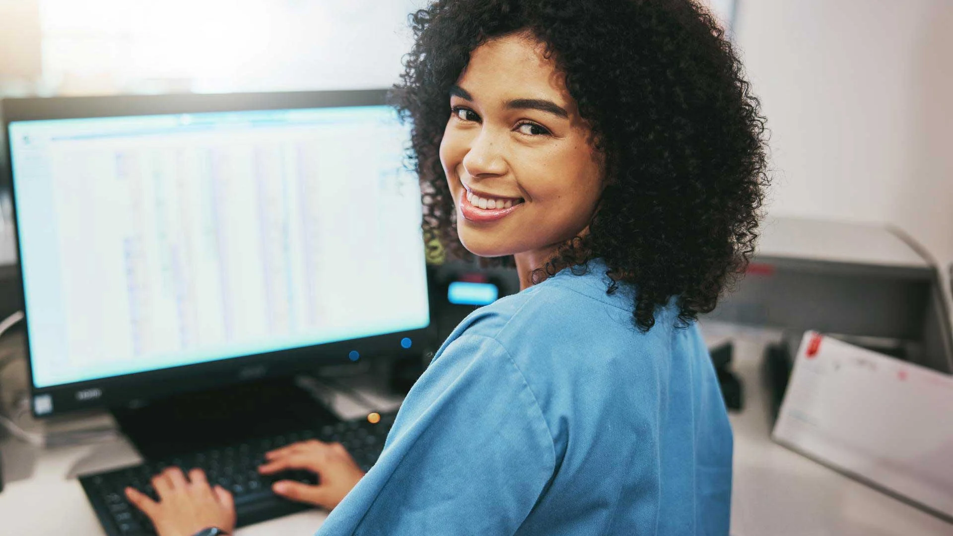 Frau vorm Bildschirm