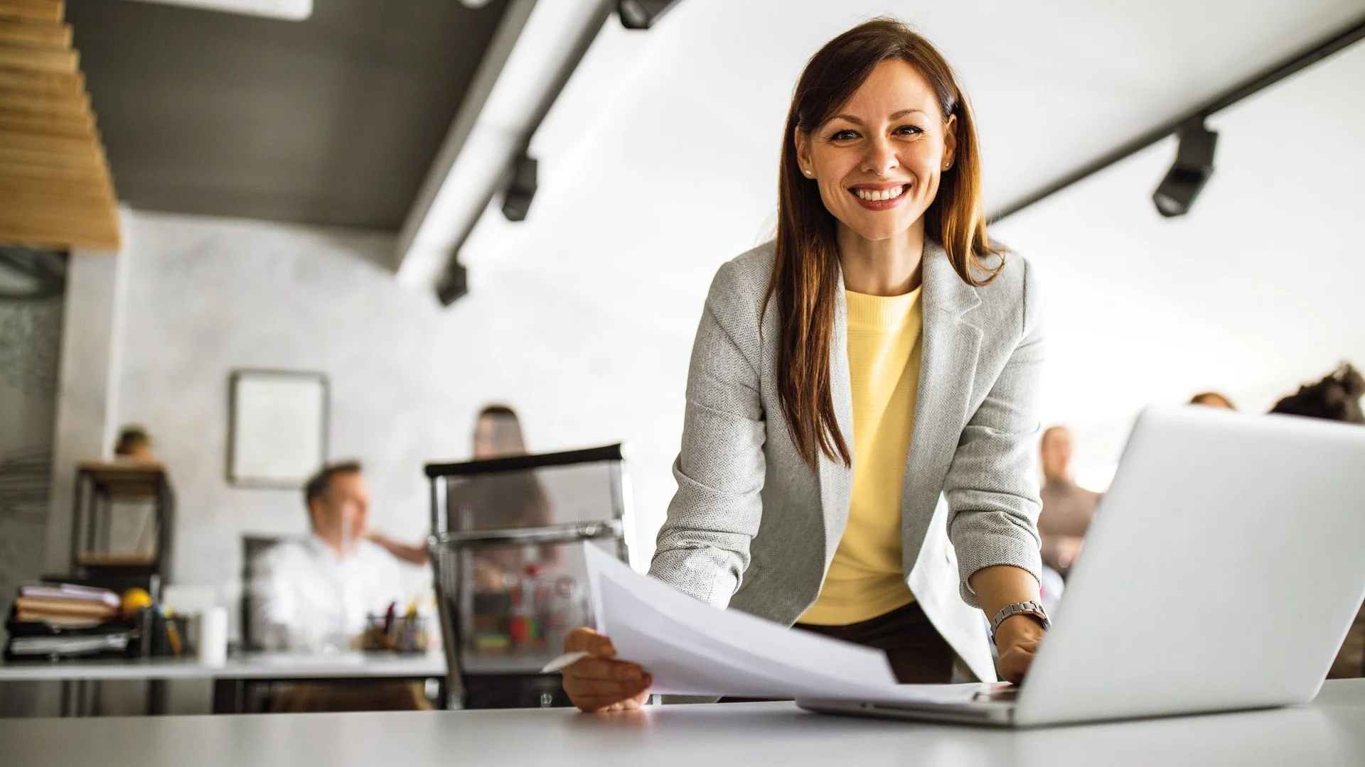 eine kaufmännische Angestellte in einem Büro