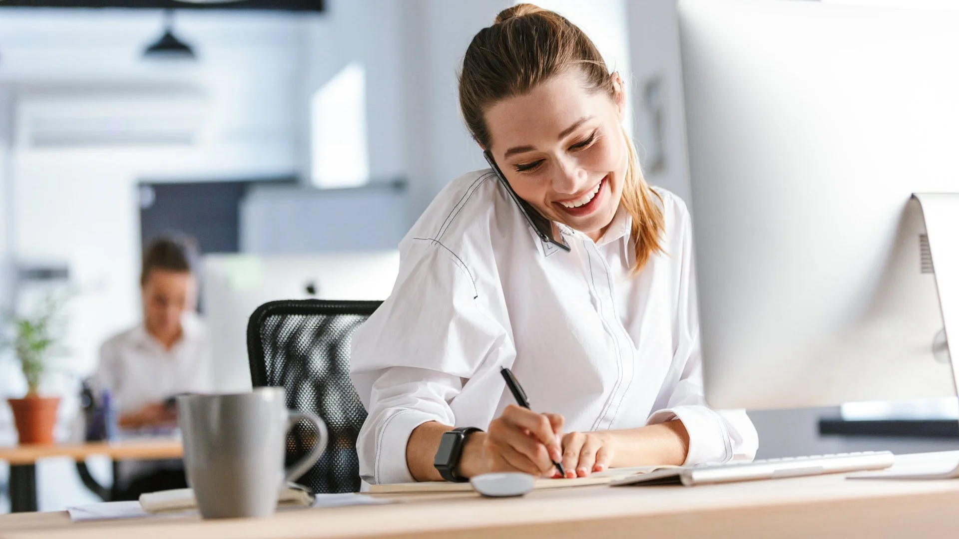 eine Verwaltungskraft beim Telefonieren