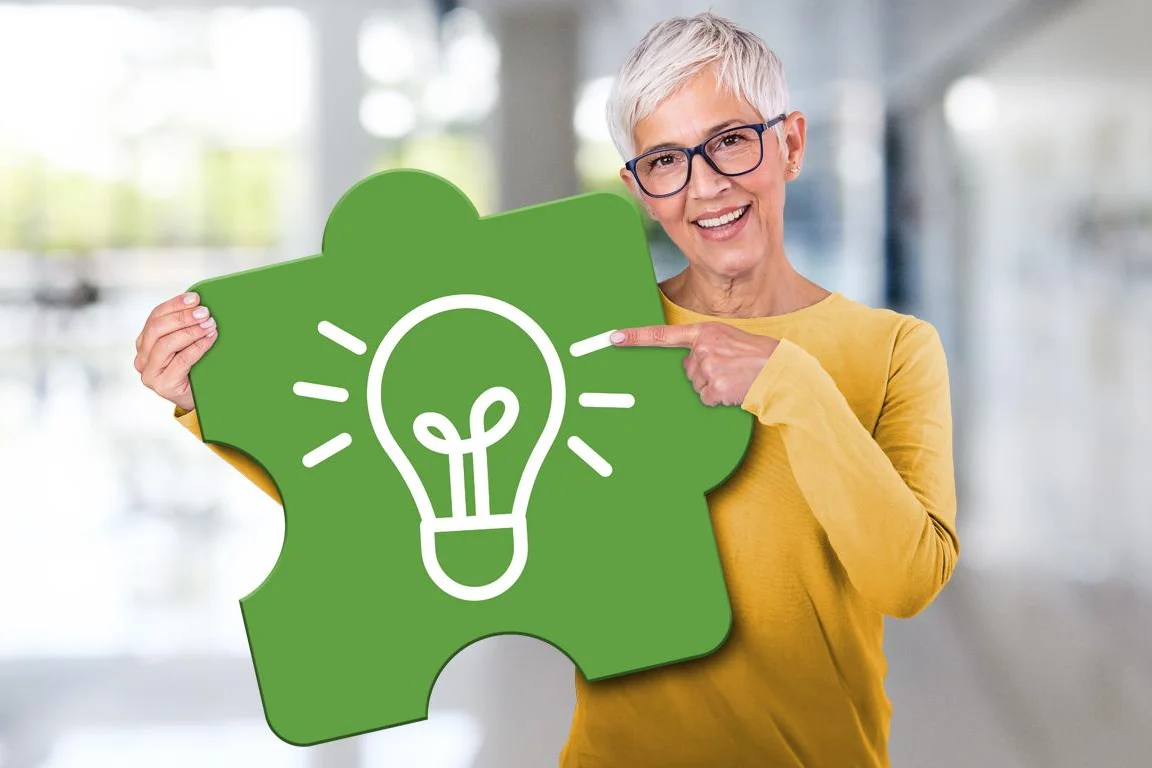 Frau bietet Bewerbungscoaching an