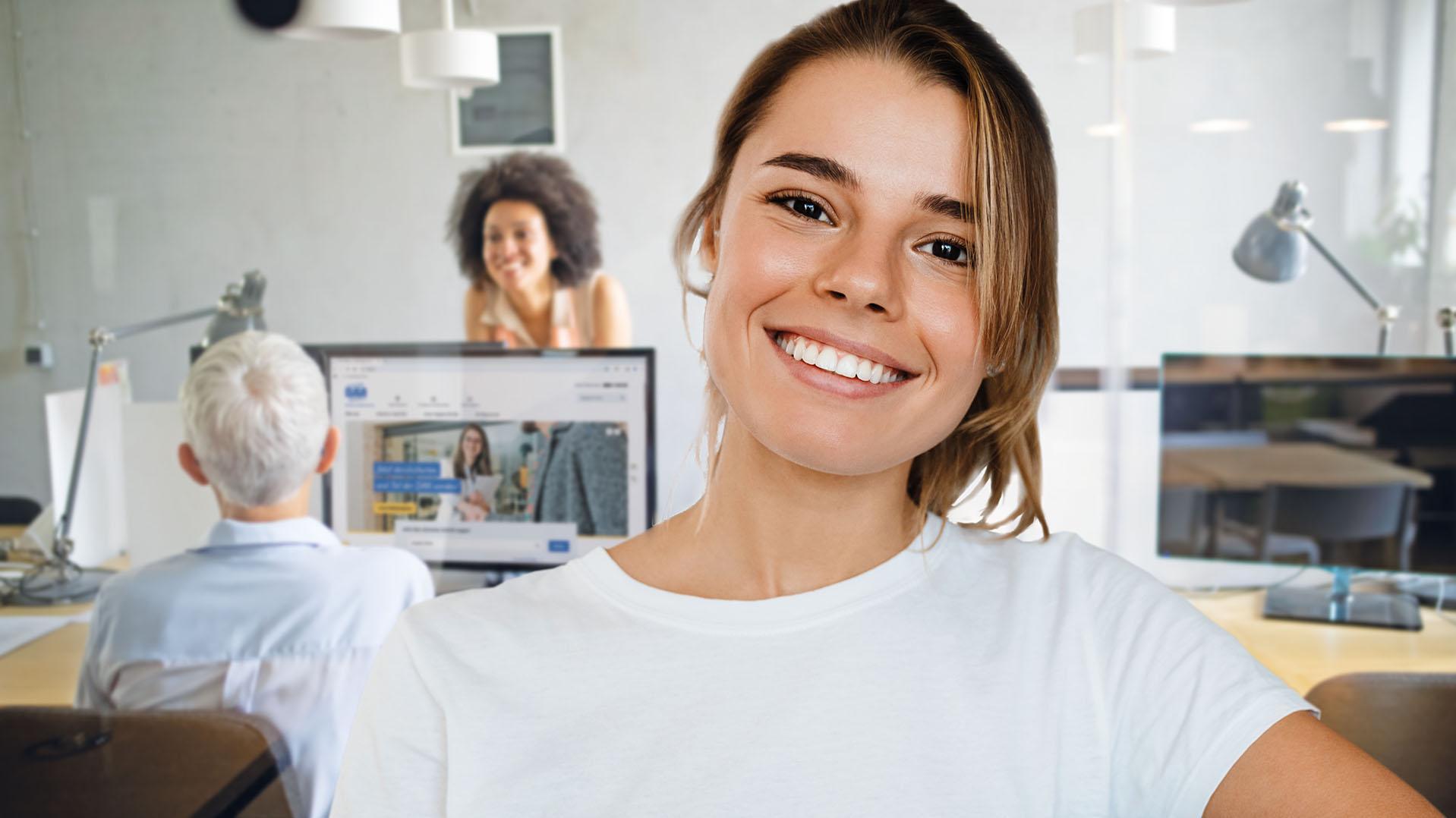 Junge Frau arbeitet während ihrer Ausbildung im Büro