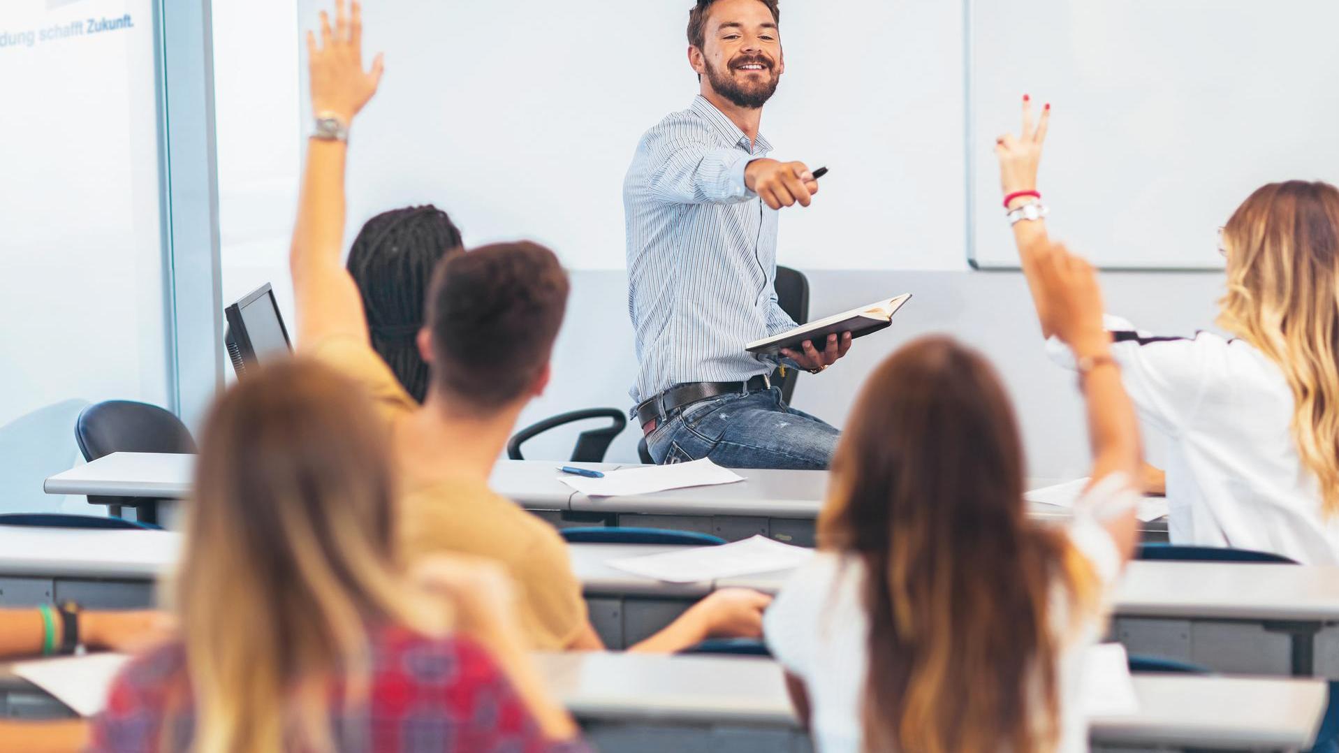 Schüler und Lehrer in Unterrichtssituation