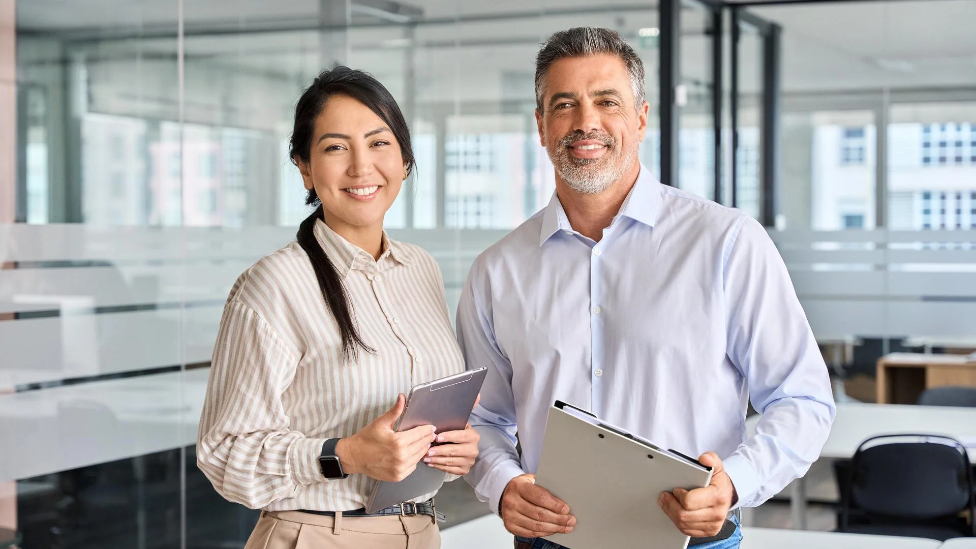 zwei Führungskräfte in einem Besprechungsraum
