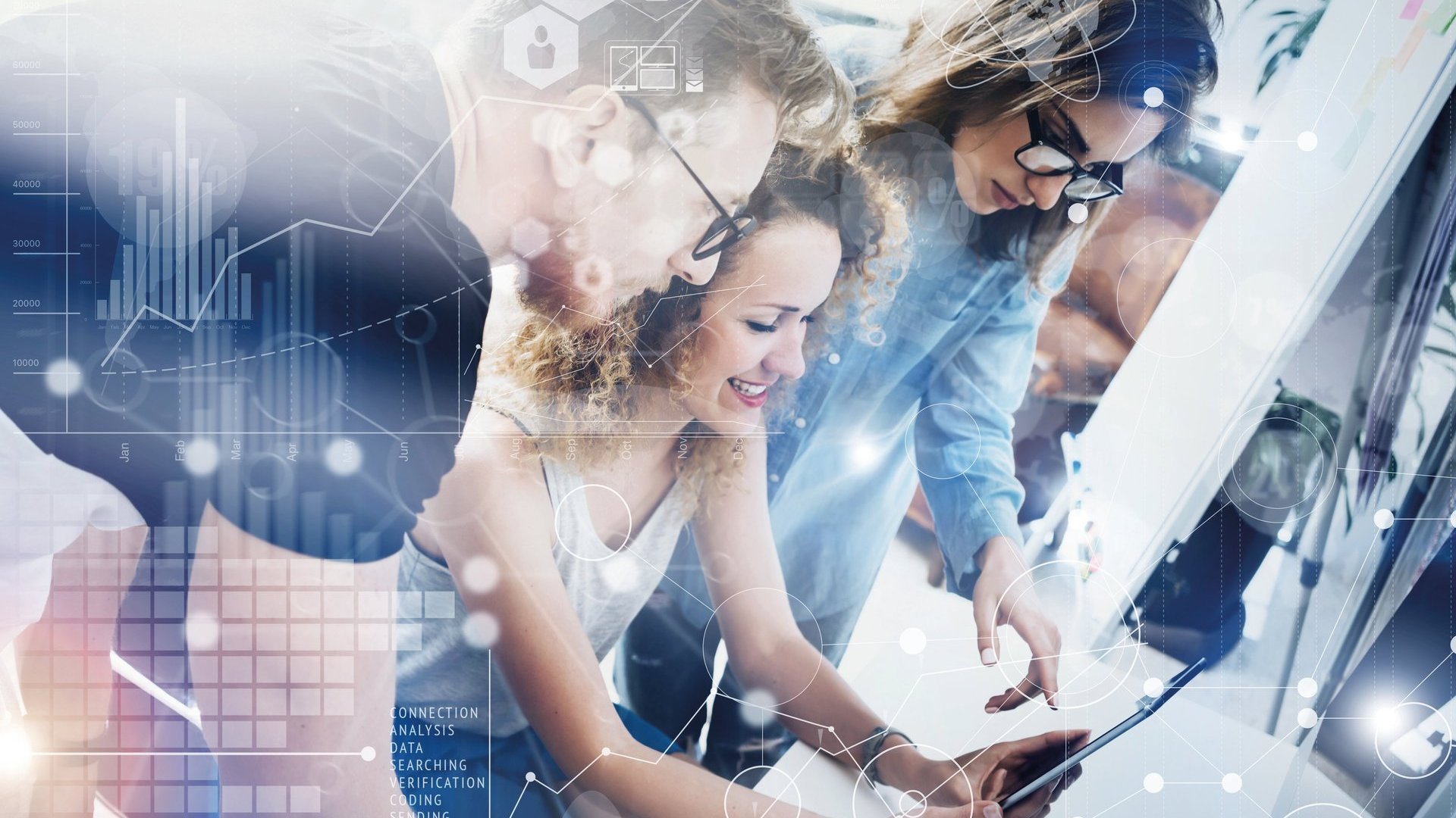 Drei Menschen vor dem PC