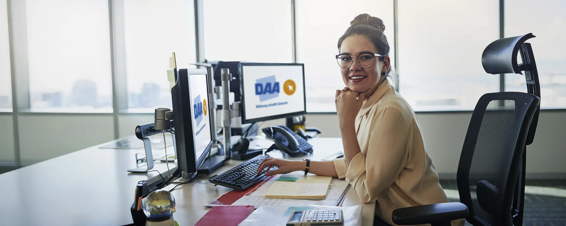 DATEV-Fachkraft arbeitet am Computer