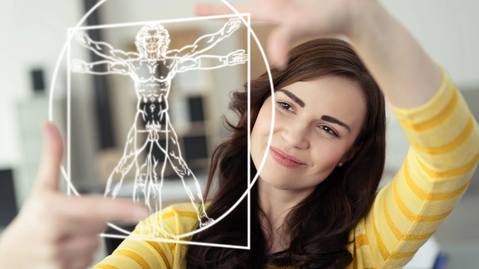 Eine Frau vor dem Bild eines vitruvianischen Menschen