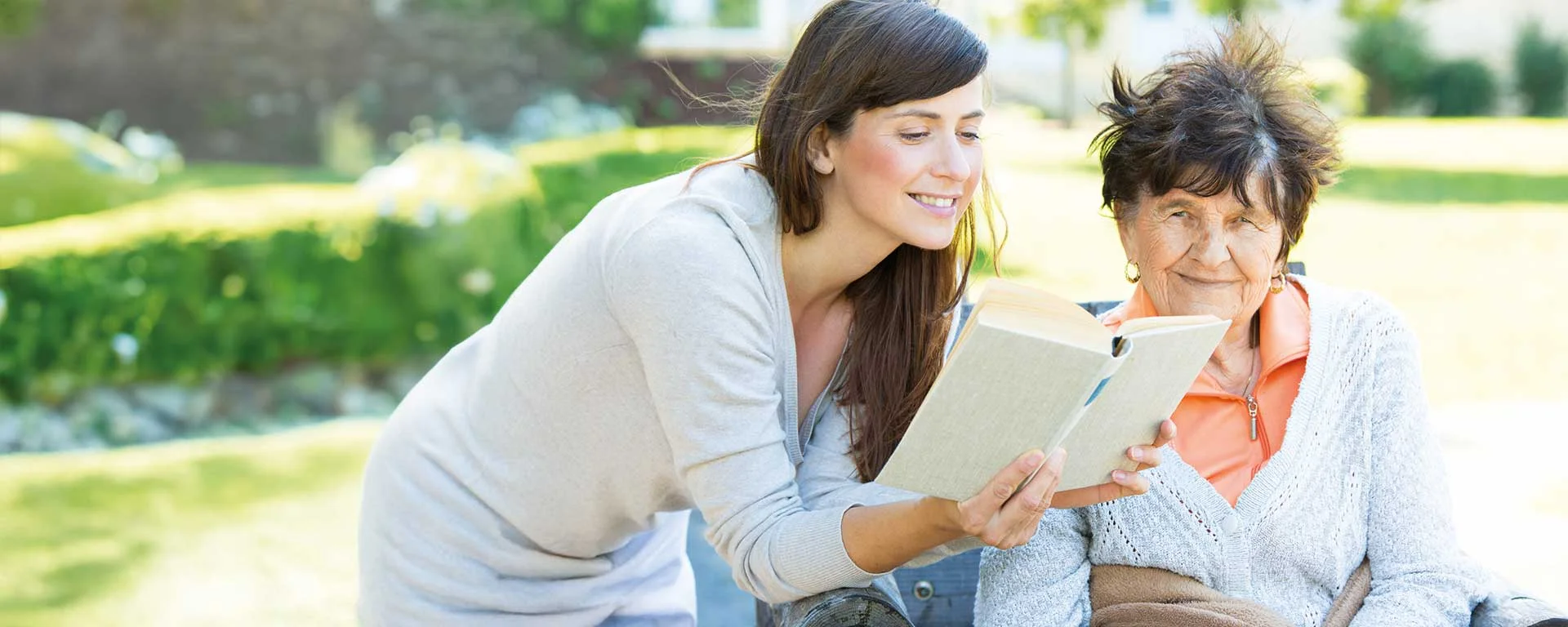 Frau arbeitet als Betreuungskraft