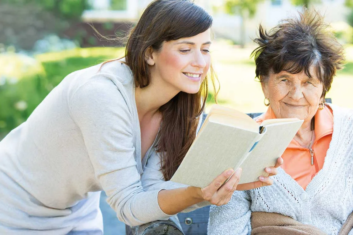 Frau arbeitet als Betreuungskraft